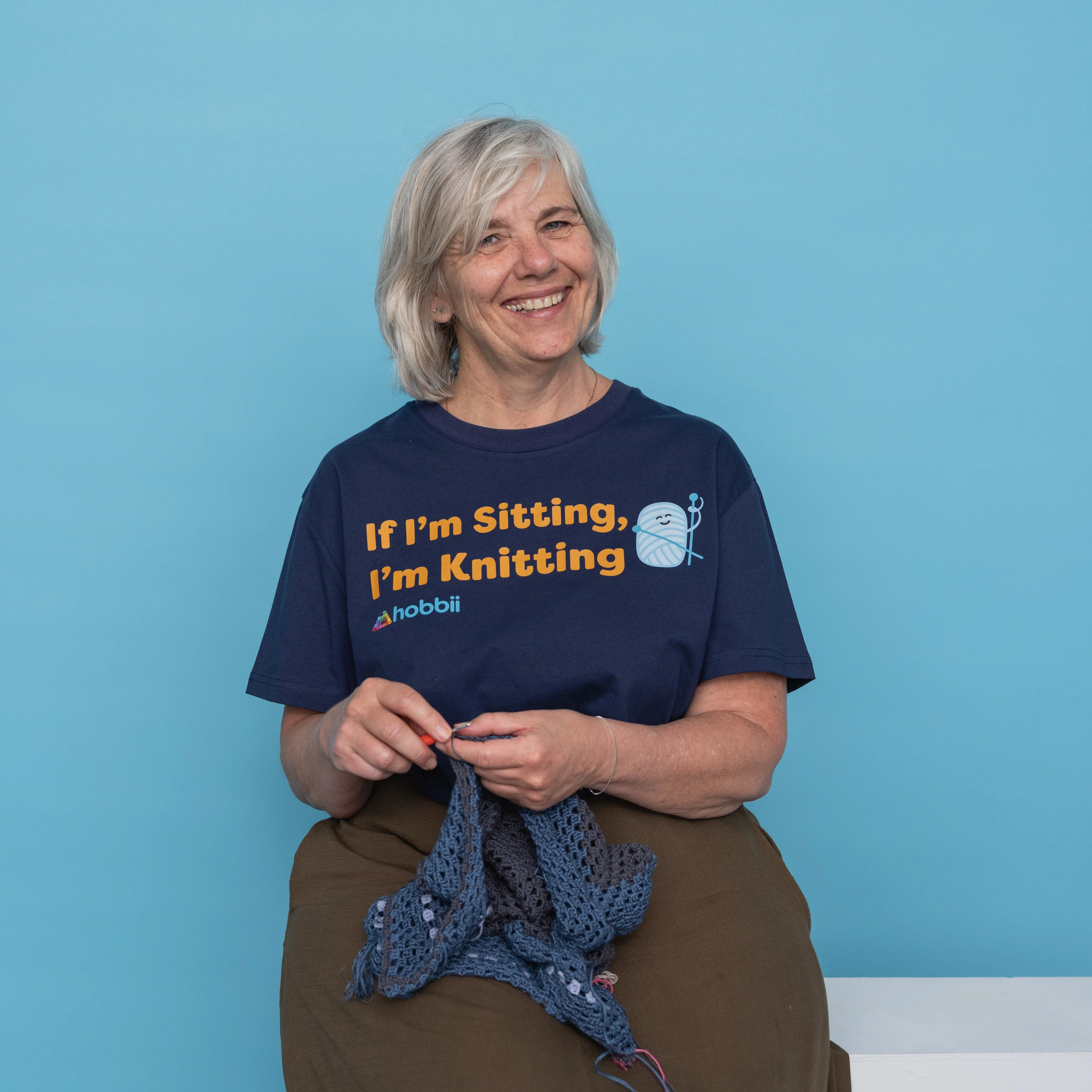Sitting Knitting T-shirt - Yarniis (Edizione limitata) - Image 2