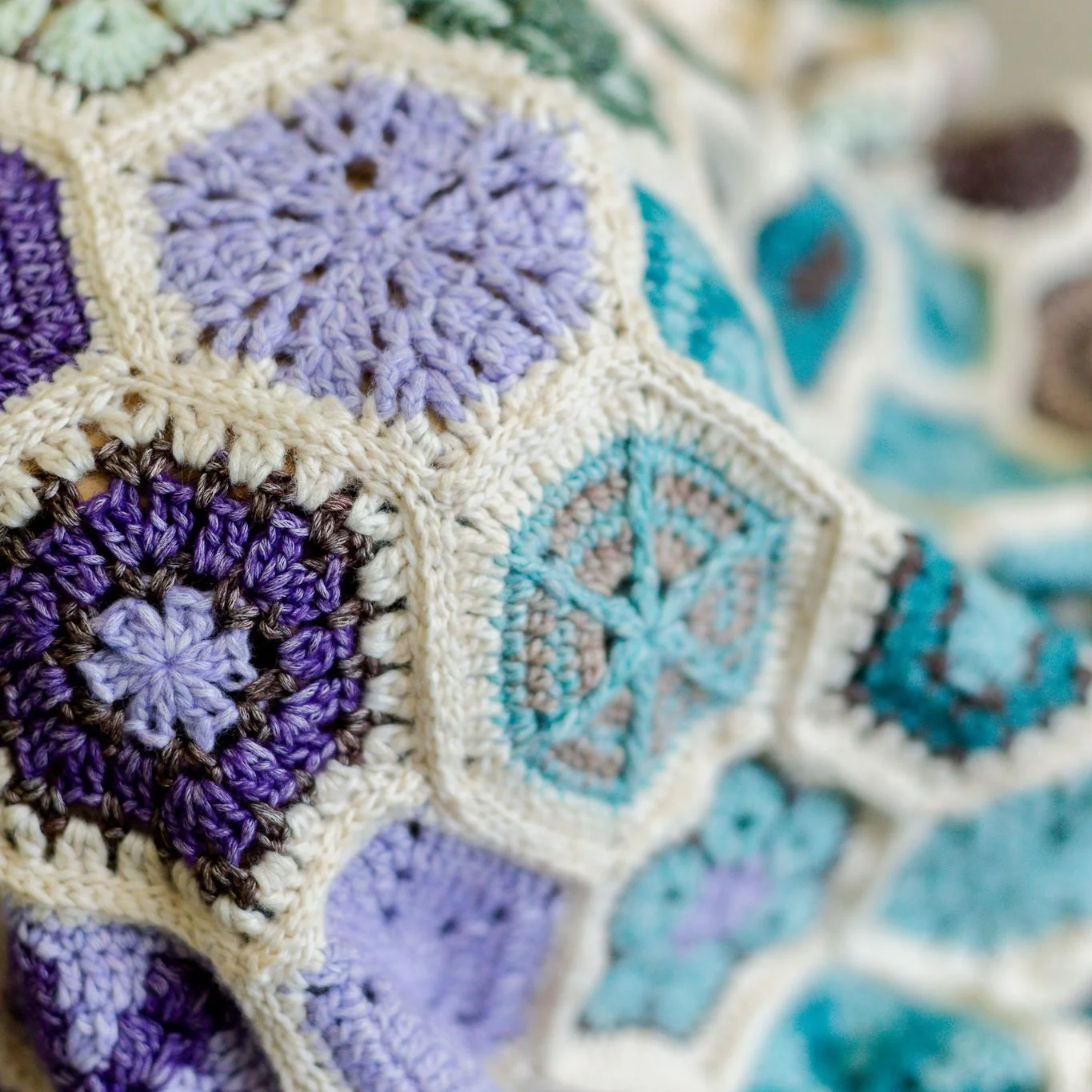 Aura - Lapghan con motive decorato - #FrostandBloomCAL - Image 4